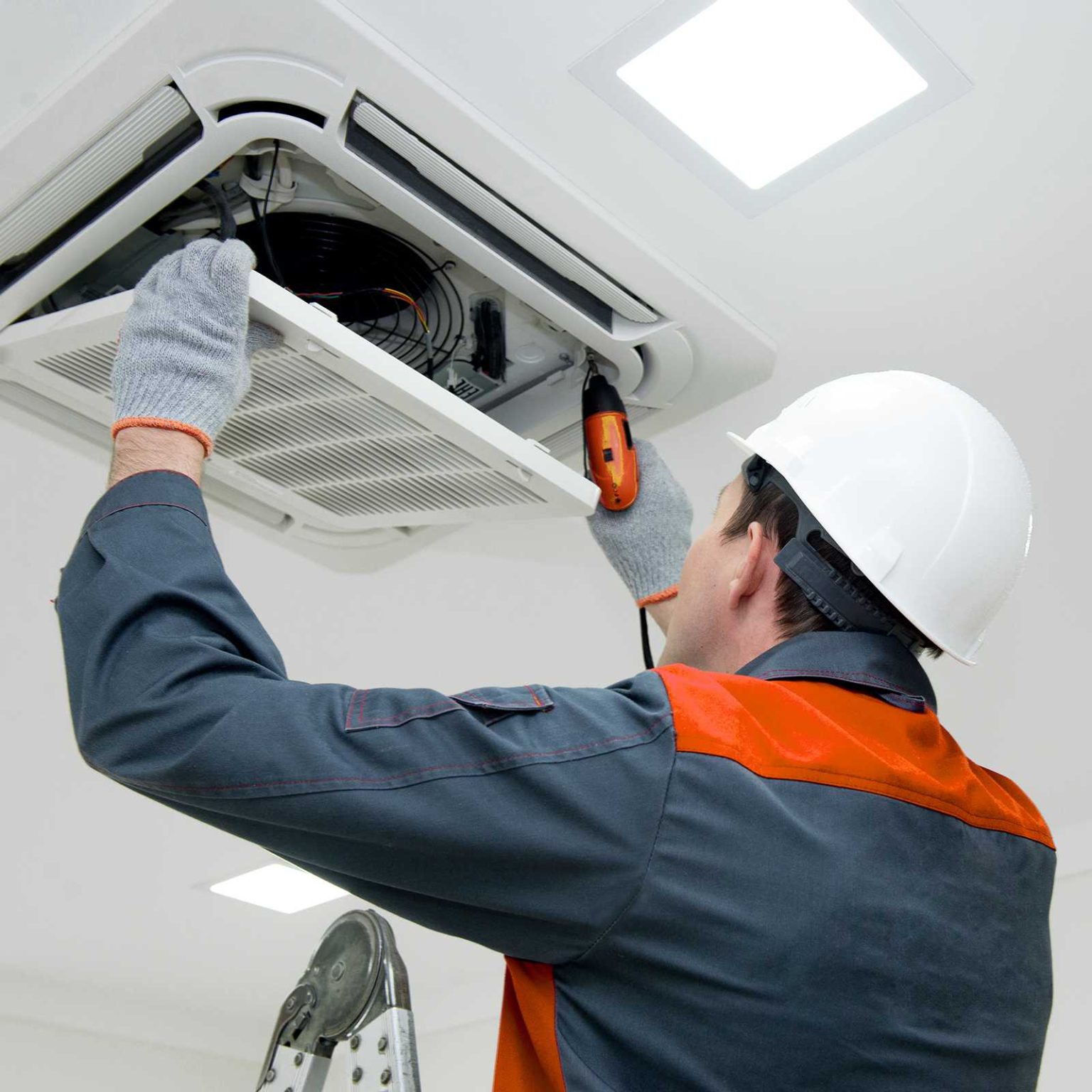 Maintenance d'une cassette de climatisation par technicien AERO HVAC
